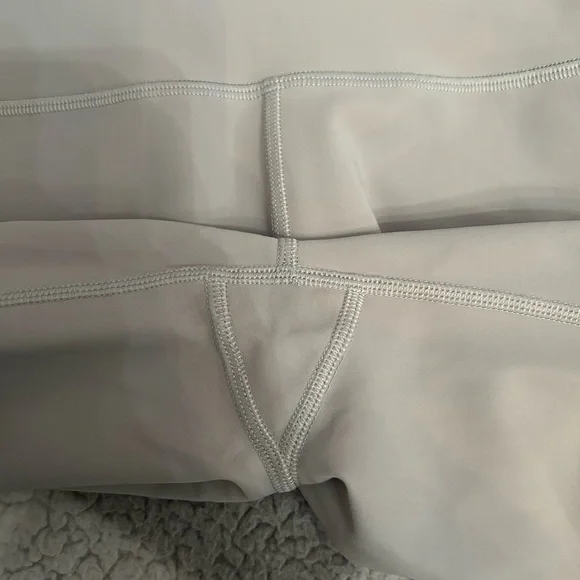 Alo Yoga Women’s High Waisted Ripped grey color Warrior Leggings Size Small - Picture 5 of 6